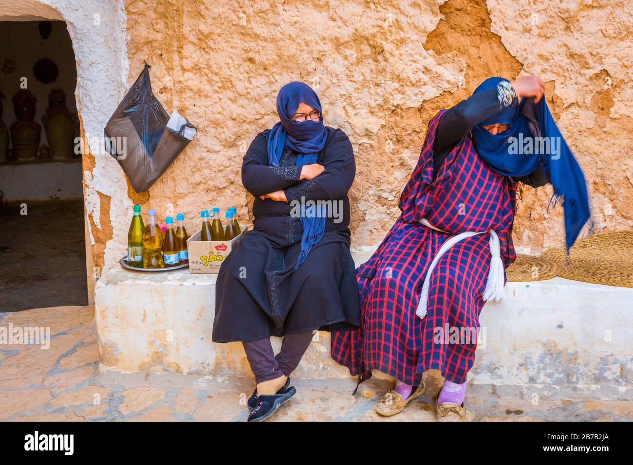 Berberfrauen in einem Troglo-Dye-Haus. Stockfoto