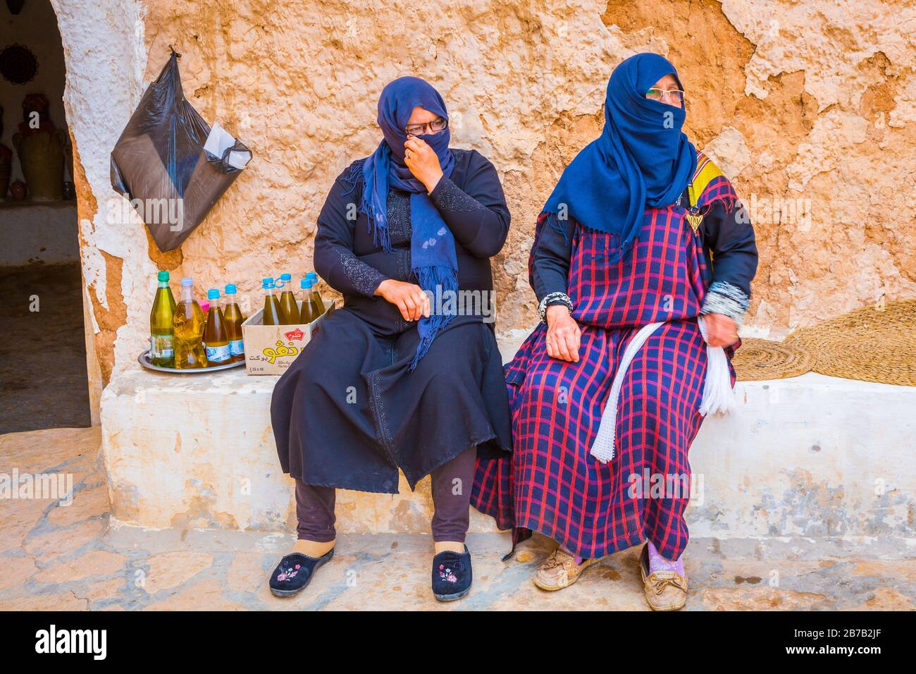 Berberfrauen in einem Troglo-Dye-Haus. Stockfoto