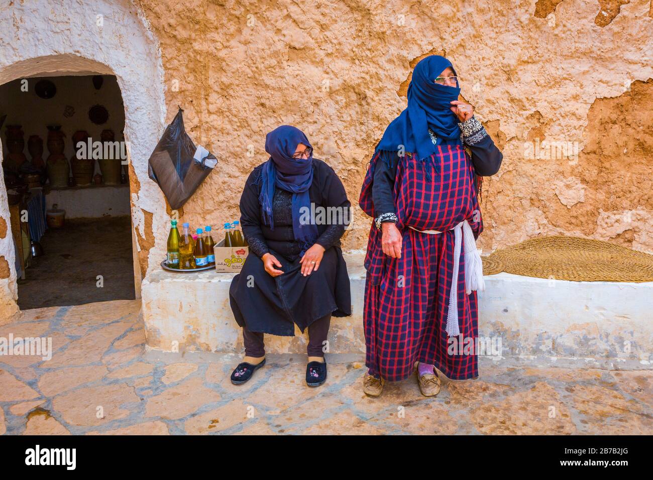 Berberfrauen in einem Troglo-Dye-Haus. Stockfoto