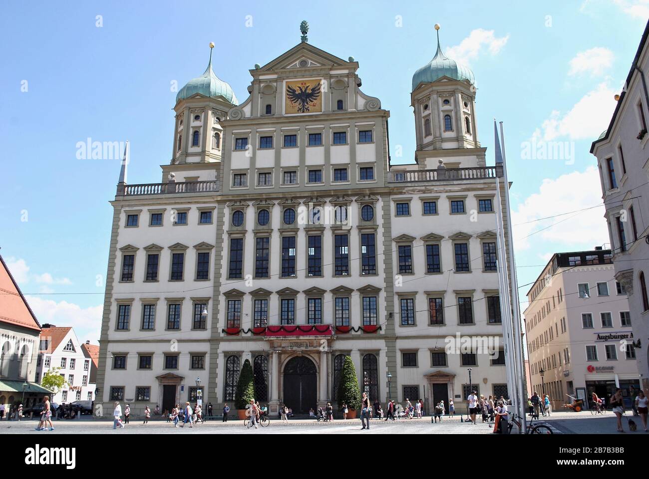 Augsburg, Deutschland: Das Rathaus (Augsburger Rathaus) mit dem Reichsadler oder Kaiseradler des Heiligen römischen Imperiums. Stockfoto