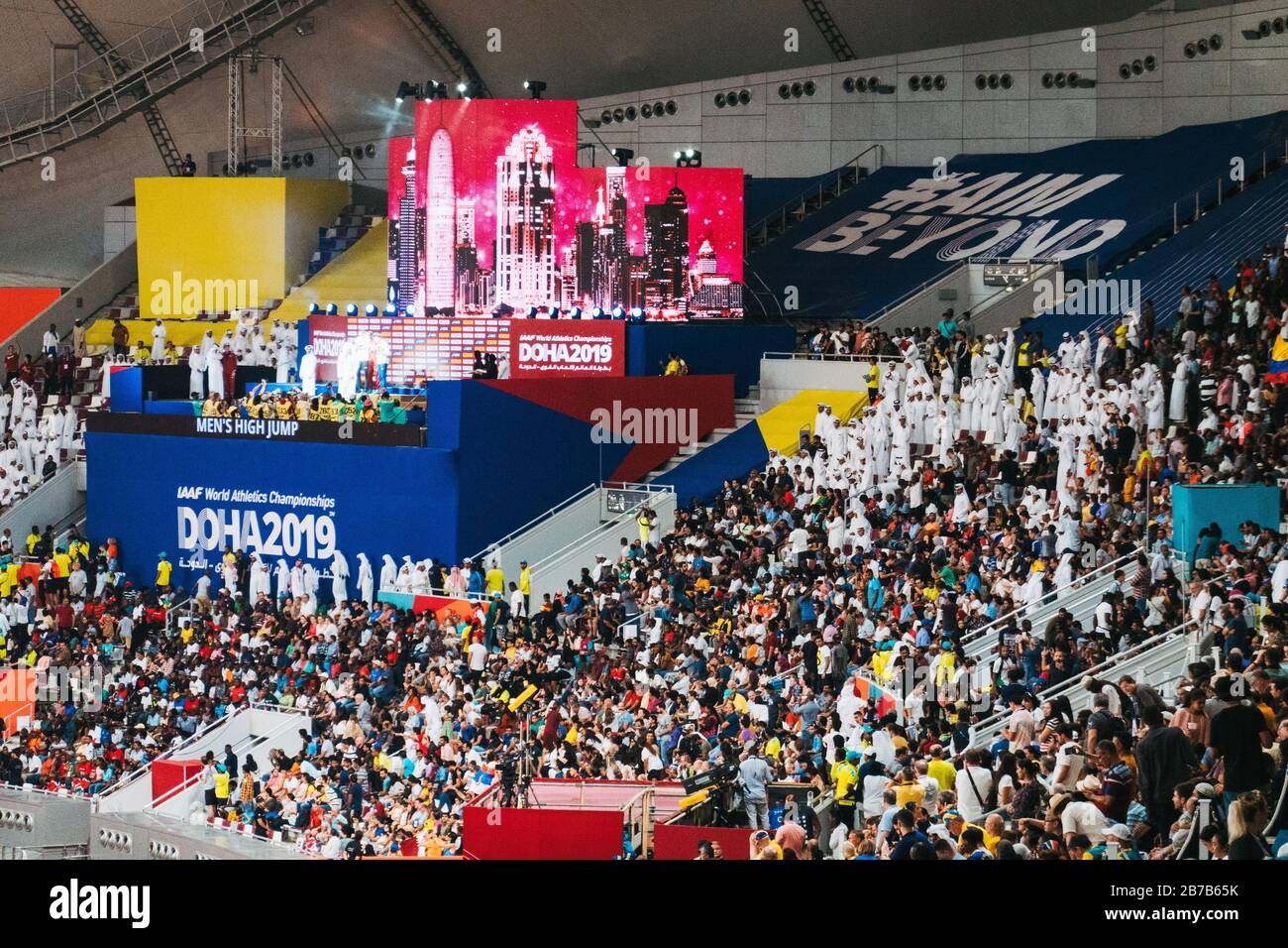 Zuschauer beobachten die Veranstaltungen der IAAF-Leichtathletik-Weltmeisterschaften 2019 im Khalifa International Stadium, Doha, Katar Stockfoto