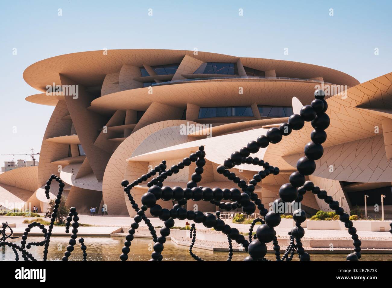 Ein Wasserspiel vor dem Nationalmuseum von Katar Stockfoto