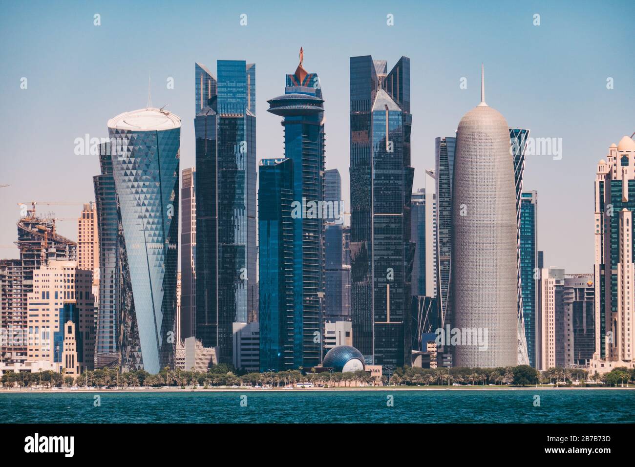 Die verschiedenen und exzentrisch gestalteten Gebäude der Doha Financial Center Skyline, wie im Oktober 2019 gesehen Stockfoto