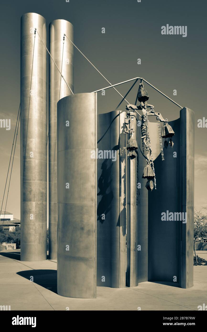 Die Goldwasserglocke, Vertreter von Paolo Soleris Lebenswerk, hängt am Soleri Bridge Projekt in Scottsdale, AZ Stockfoto