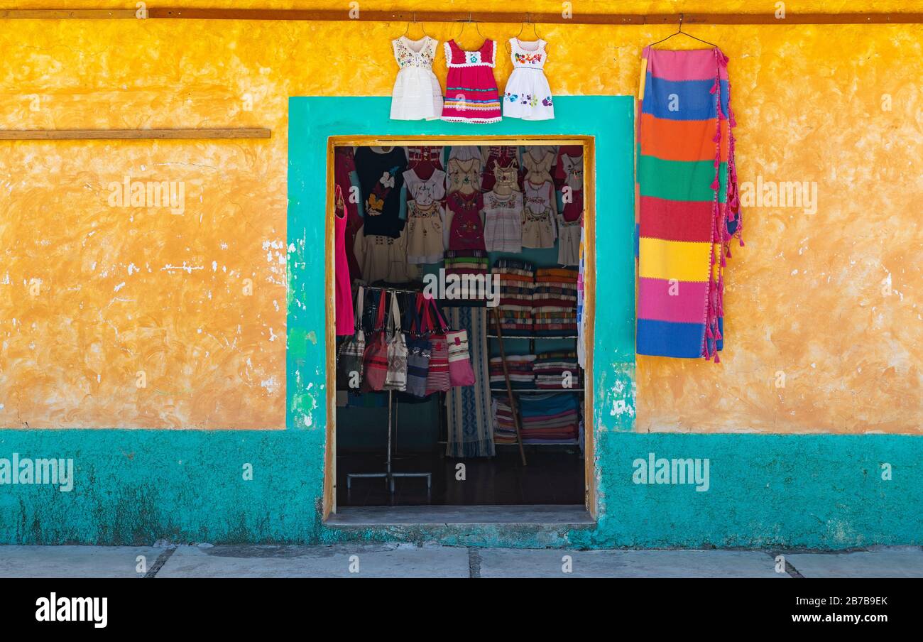 Traditionelles indigenes Bekleidungsgeschäft mit farbenfroher Fassade in Santo Tomas Jalieza, Bundesstaat Oaxaca, Mexiko. Stockfoto