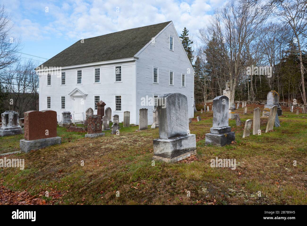 Harrington Meeting House in Bristol, Maine in den Herbstmonaten. Das 1772-1775 erbaute Meetinghouse wurde in das National Register of Historic aufgenommen Stockfoto