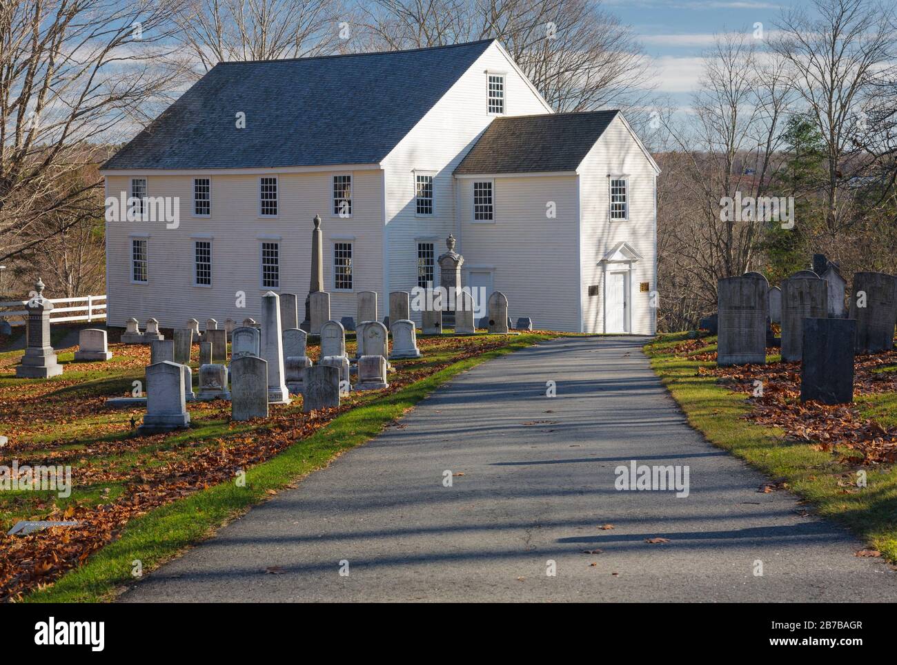 Die Deutsche Lutherische Kirche (auch "Old German Meeting House" genannt) in Waldoboro, Maine in den Herbstmonaten. Diese Kirche wurde im Jahre 772 erbaut und steht auf dem Bau Stockfoto