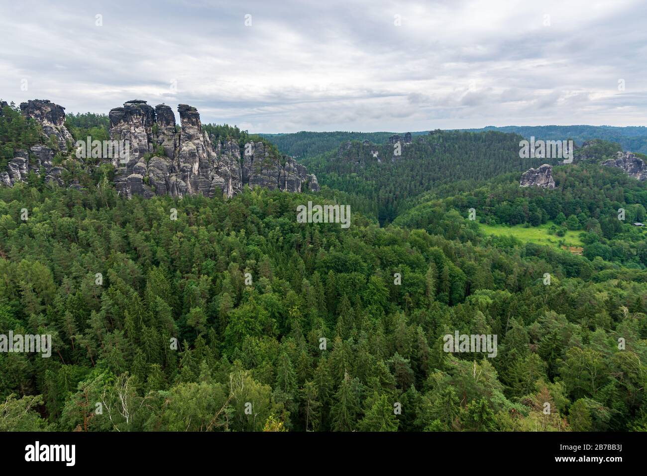 Felsformationen in der Sächsischen Schweiz bei Dresden mit Nebel an einem bewölkten Tag Stockfoto