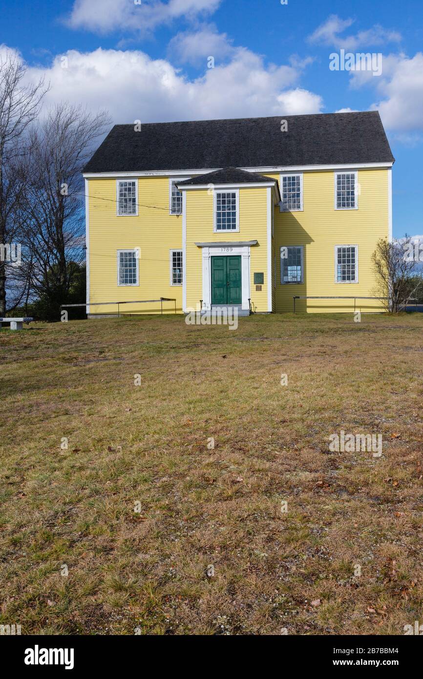 Alna Meeting House in Alna, Maine in den Herbstmonaten. Dieses im Jahre 1789 erbaute Meetinghouse wurde in das National Register of Historic Platces in aufgenommen Stockfoto