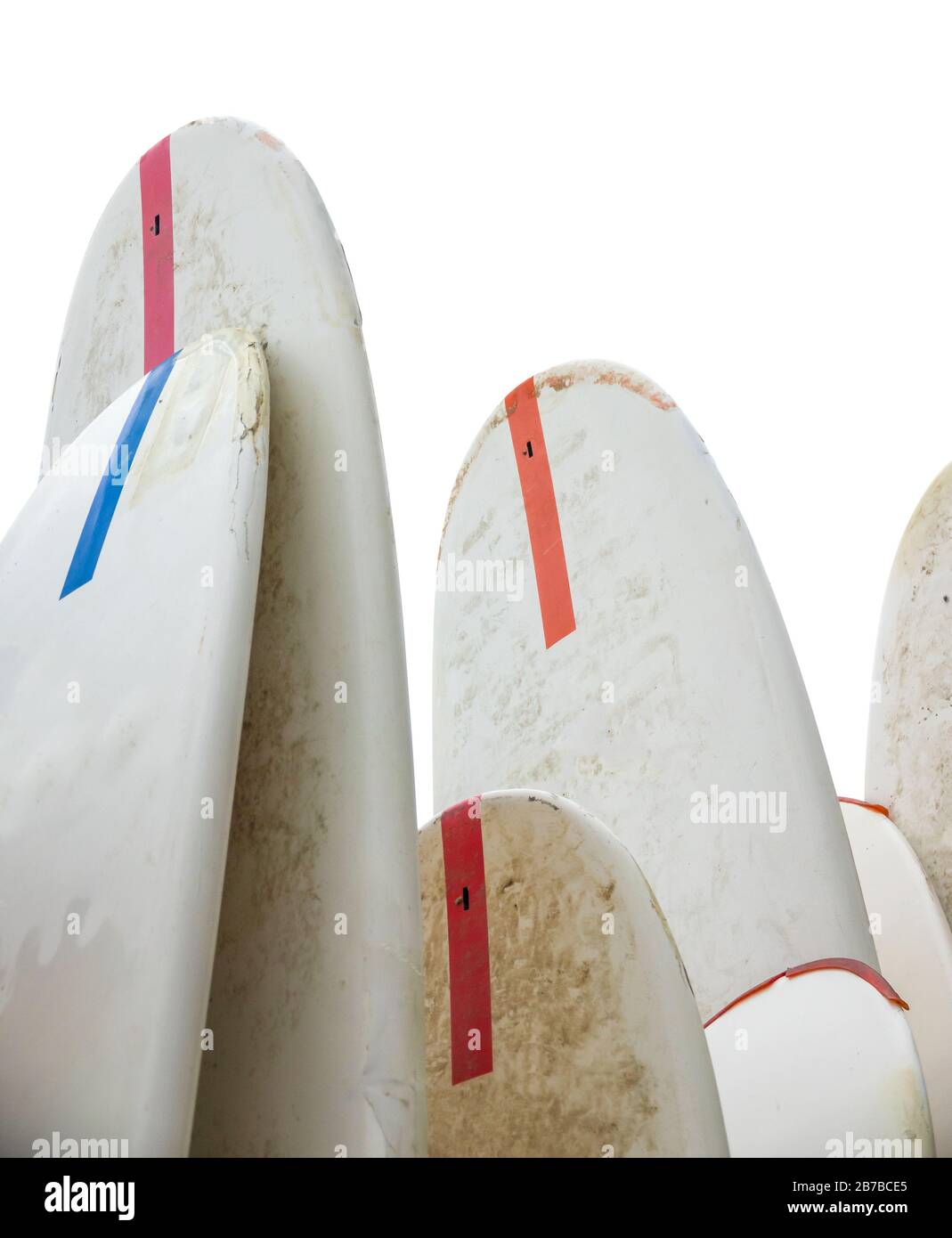 Isolierung Der Grungigen Alten Sandy Surfboards Zum Mieten In Waikiki, Hawaii Stockfoto