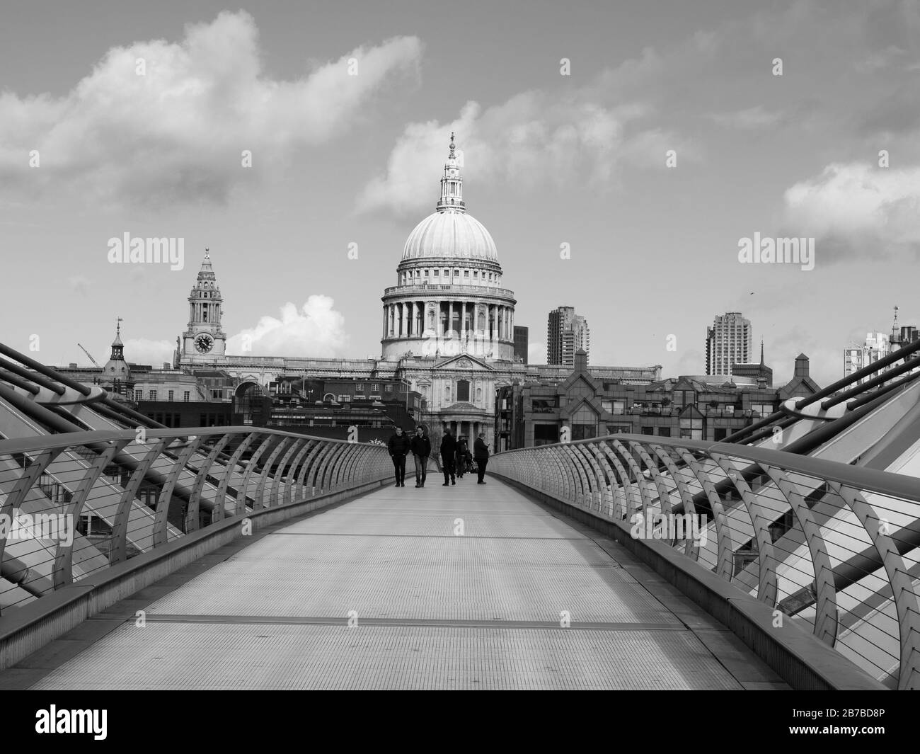 Millennium Bridge mit St. Pauls Cathedral, London Stockfoto