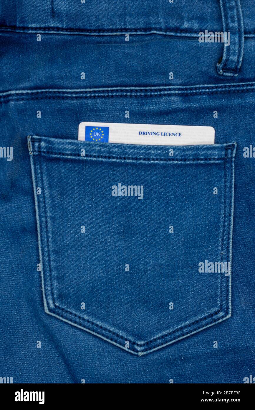 Ein britischer Führerschein oder Führerschein in der hinteren Tasche eines Jeanspaares Stockfoto