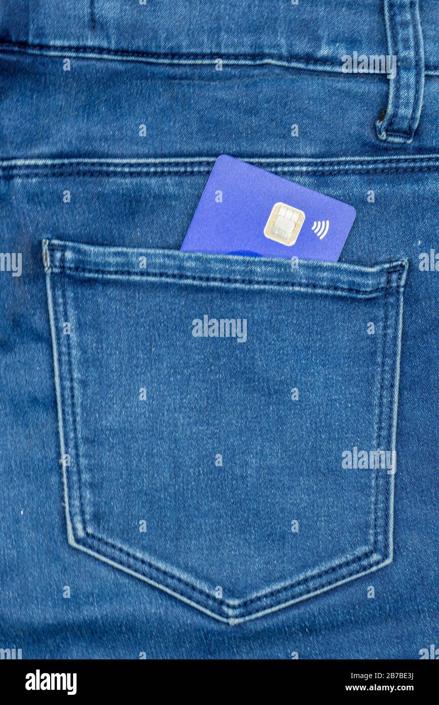 Eine Debitkarte oder Kreditkarte in der hinteren Tasche einer Jeanshose Stockfoto