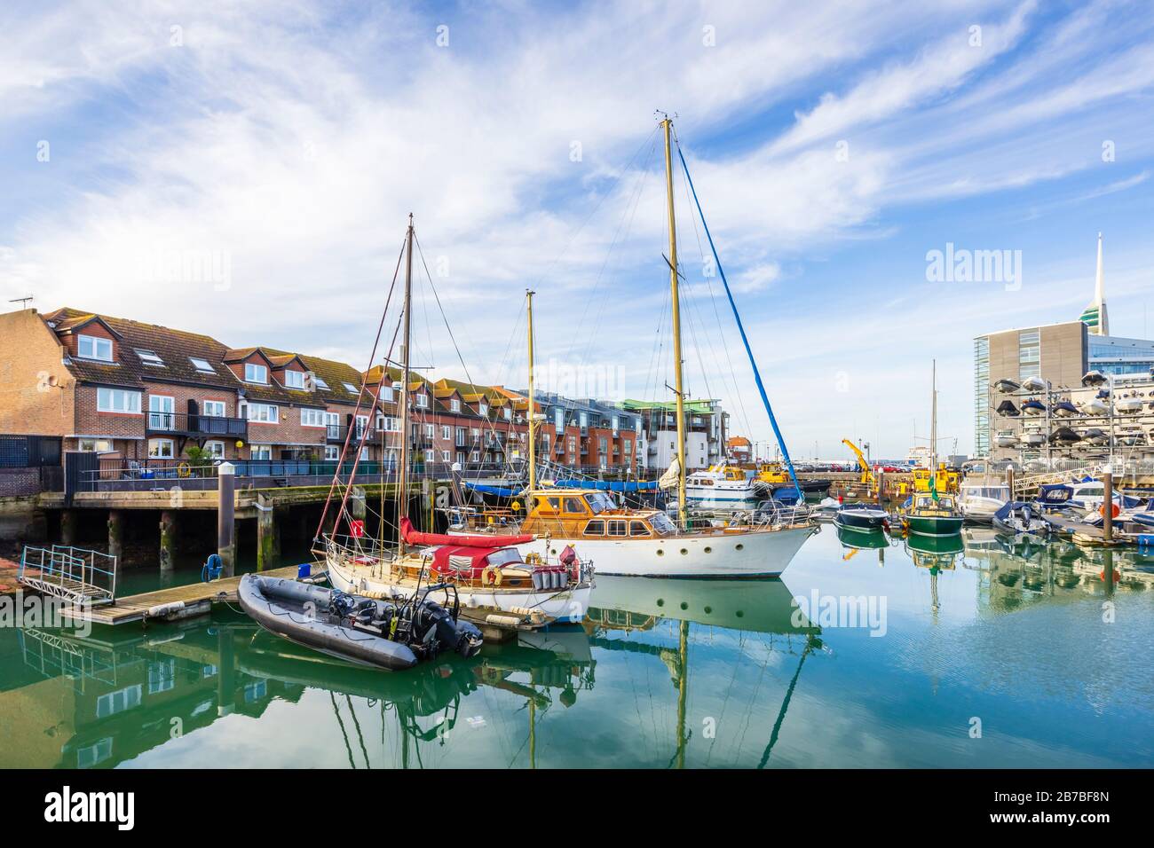 Boote, die in Camber Quay (Der Sturz), dem alten Hafen in Old Portsmouth, Hampshire, Südküste Englands, festgemacht wurden Stockfoto