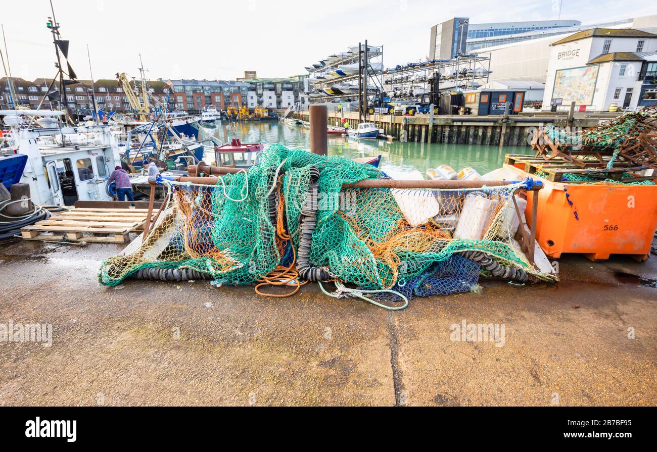 Fischernetze und Tackle lagerten Quayside am Camber Quay (Der Sturz), dem alten Hafen in Old Portsmouth, Hampshire, Südküste Englands Stockfoto