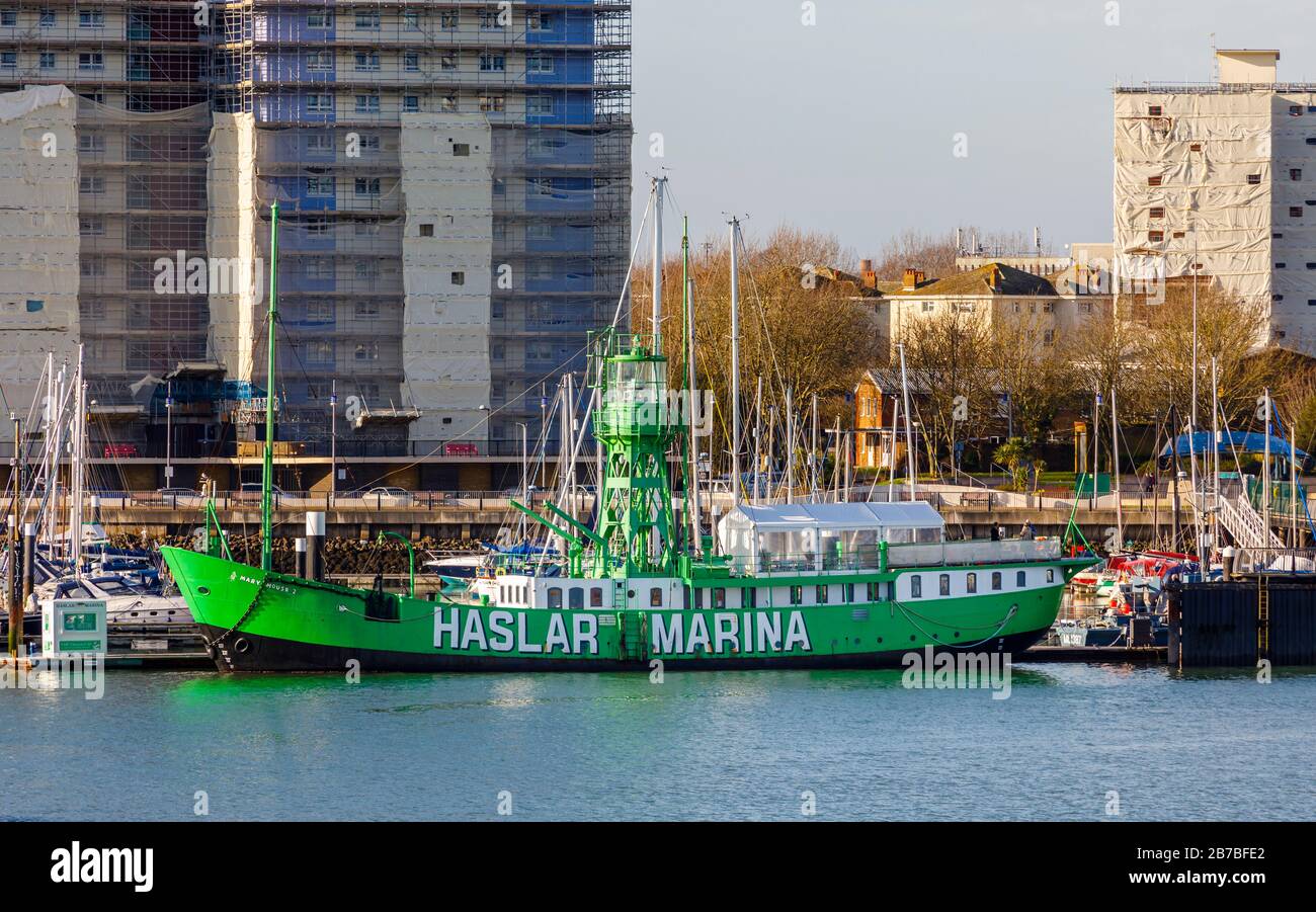 Grünes Feuerschiff Mary Mouse 2, das an der Einfahrt zur Haslar Marina im Hafen von Portsmouth aus gesehen wurde, von Old Portsmouth, Hampshire, Südküste Englands Stockfoto