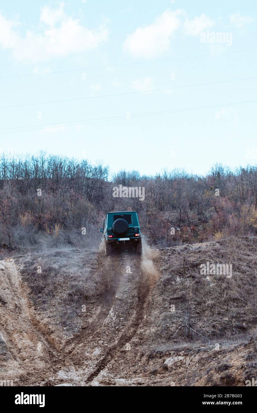 Jeep auf dem Hügel fährt durch Schlamm. Aktivität 4x4 Sport Stockfoto
