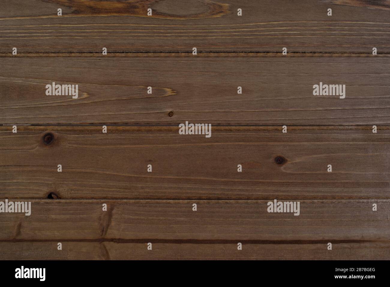 Aus der Draufsicht geknotete dunkelbraune Holzbretter. Stockfoto