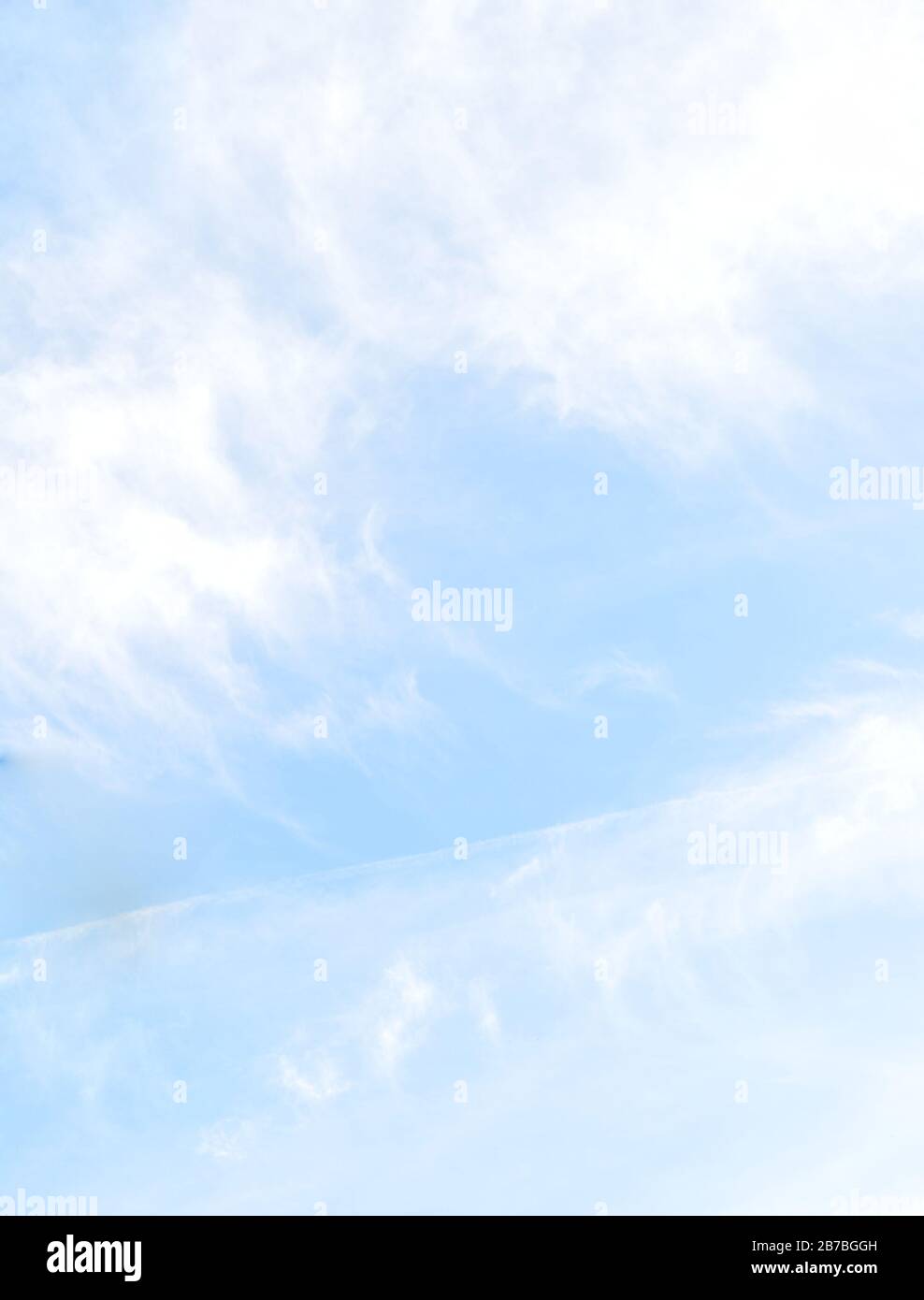 Foto im Freien an einem sonnigen Tag, an dem Wolken über den schönen hellblauen Himmel verstreut waren Stockfoto