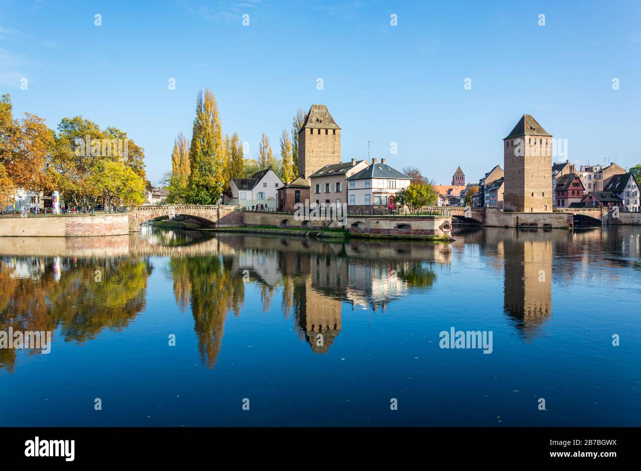 Berühmte Altstadt von Strassbourg Petite France mit Spiegelungen im Wasser an einem sonnigen Tag Stockfoto