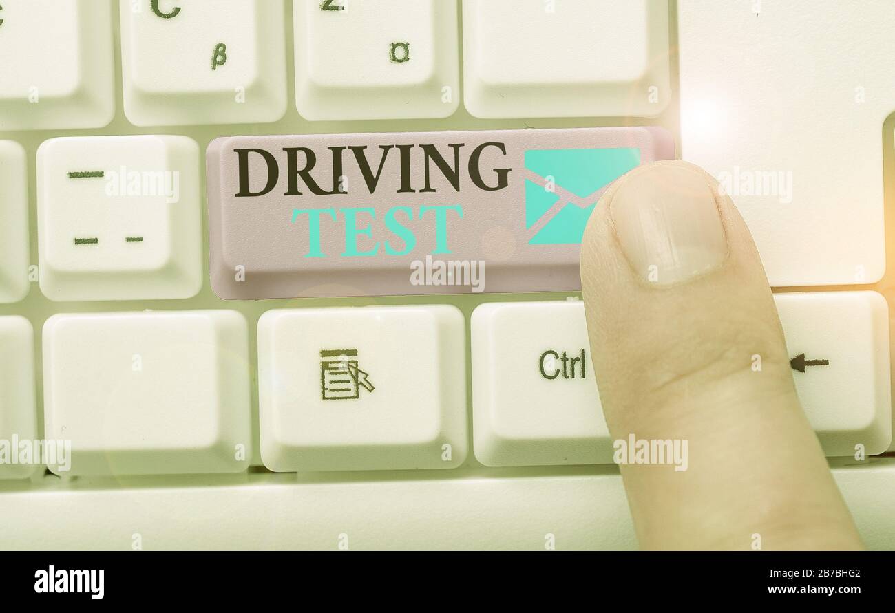 Word Writing Text Driving Test. Das Verfahren zum Testen eines demonstrierenden s auf einem Geschäftsfoto zeigt die Fähigkeit, ein Fahrzeug zu fahren Stockfoto