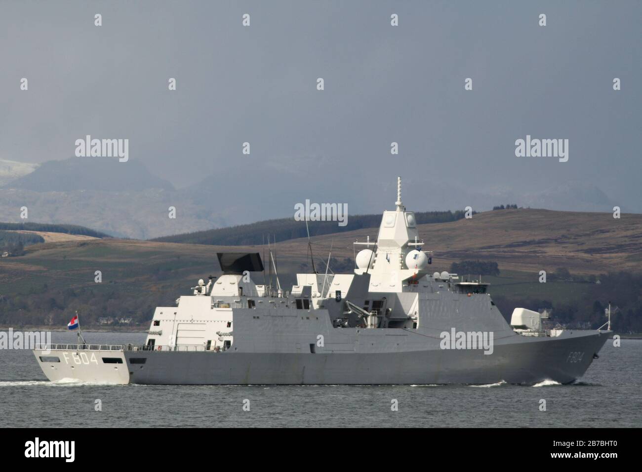 HNLMS de Ruyter (F804), eine Fregatte der de Zeven Provincien Klasse, die von der Royal Netherlands Navy betrieben wird und zur Übung Joint Warrior 12-1 ankam. Stockfoto