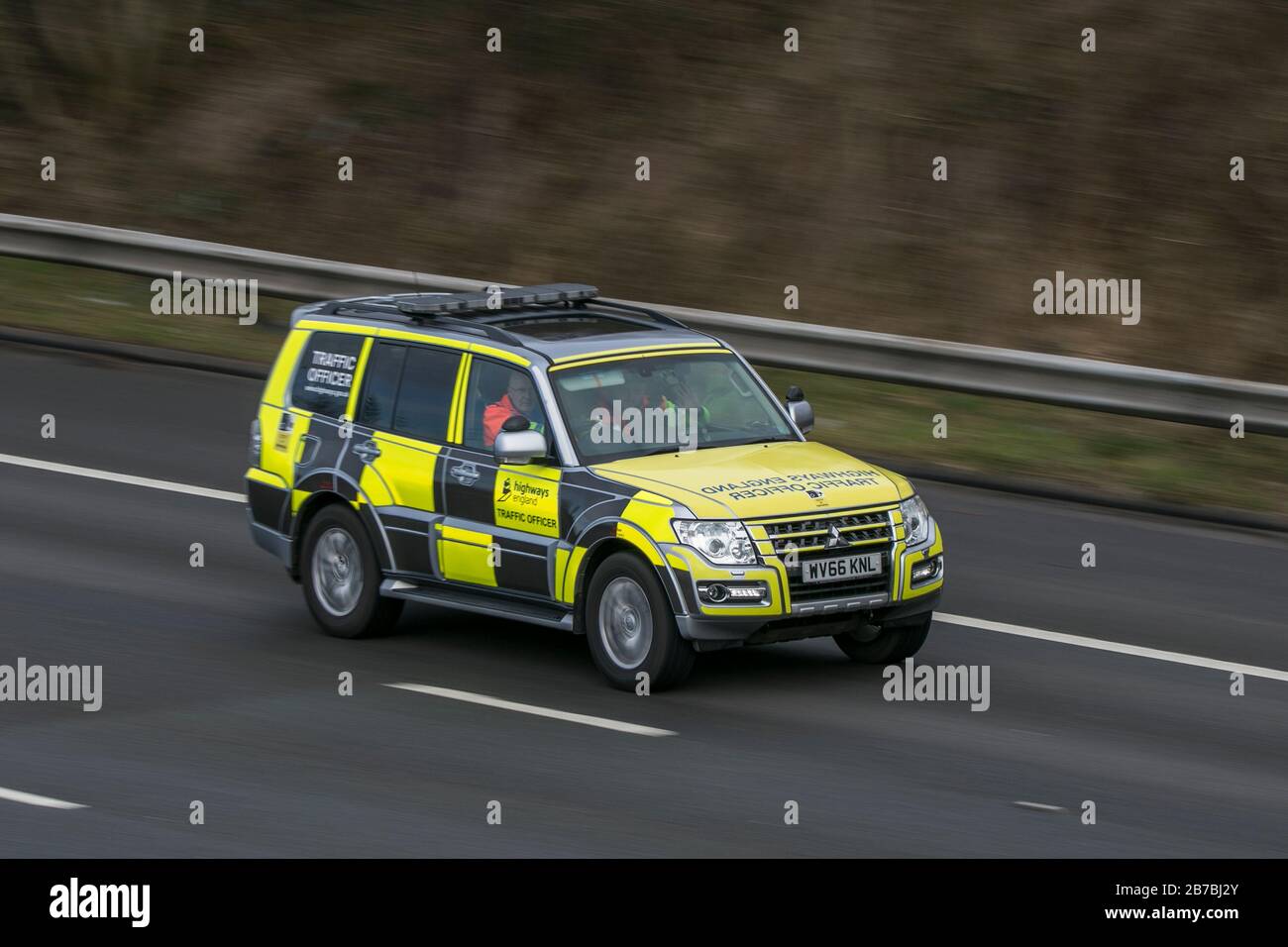 Verkehrsbeamter der Highways patrouilliert auf der Autobahn M6 in der Nähe von Preston in Lancashire, Großbritannien Stockfoto