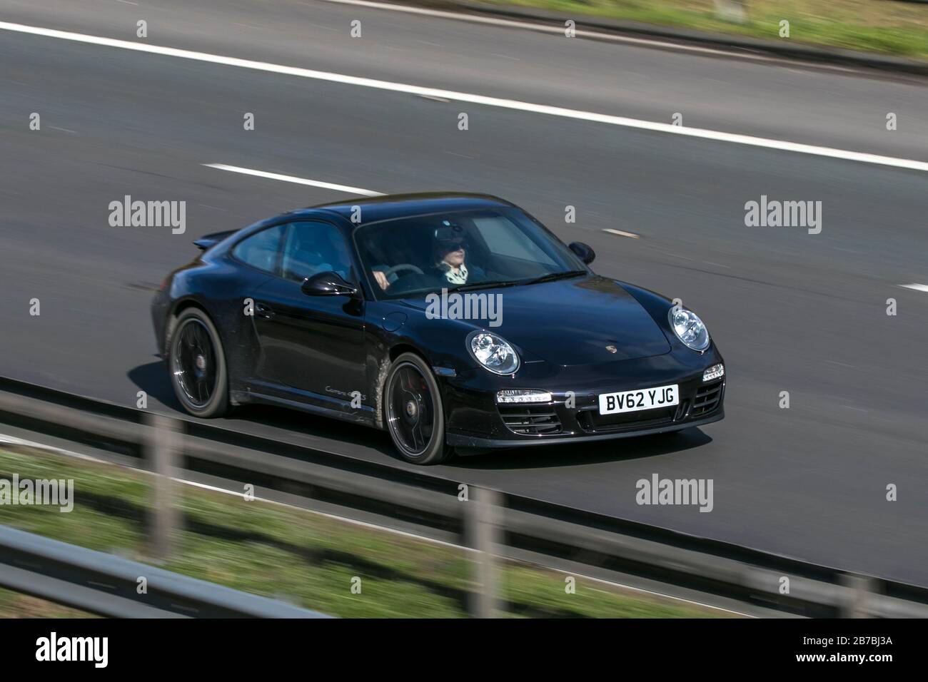 BV62YJG Porsche 911 Carrera 4 GTS S-A Black Car Petrol Fahren auf der Autobahn M6 in der Nähe von Preston in Lancashire, Großbritannien Stockfoto