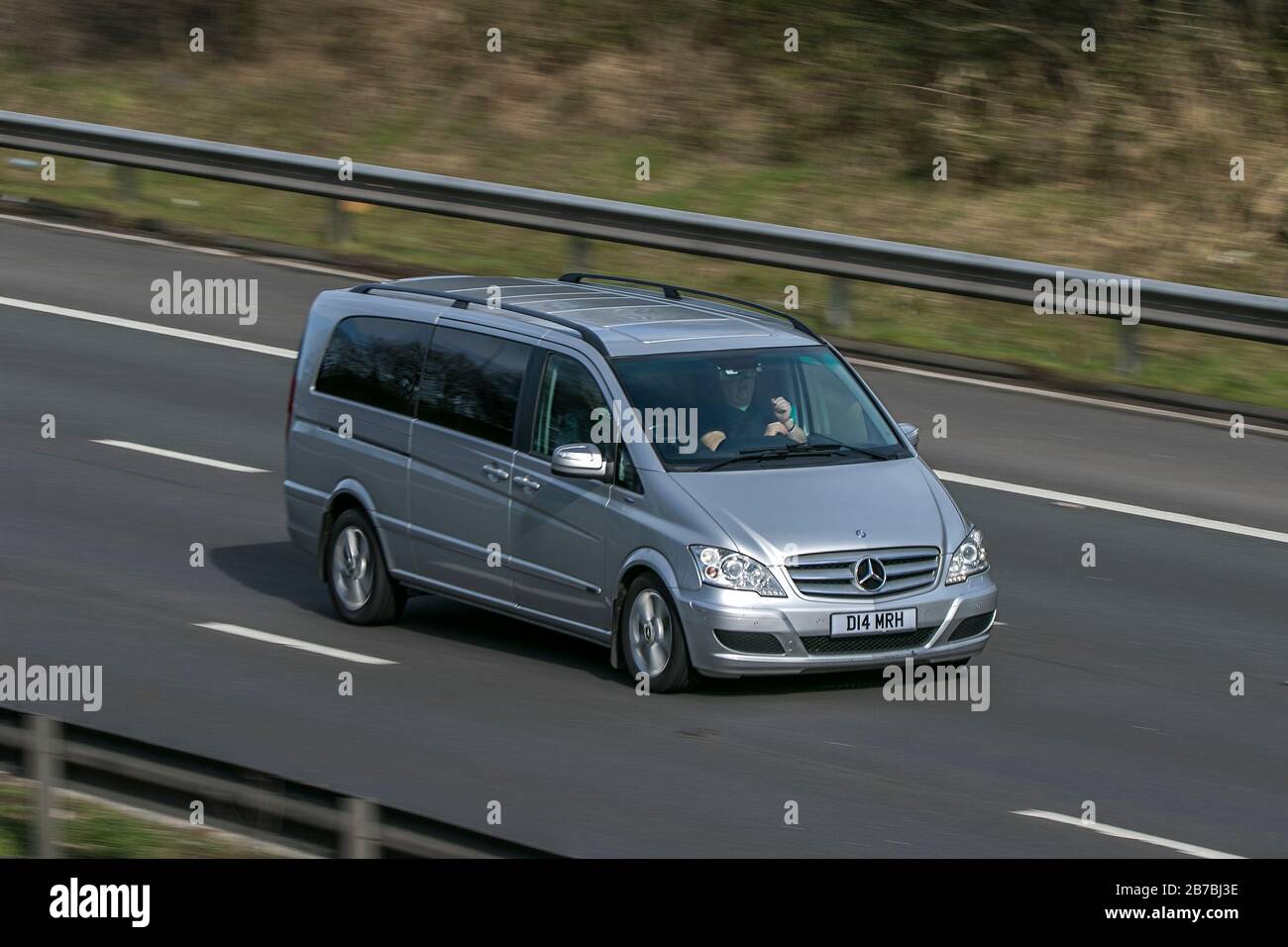 Mercedes-Benz Viano Ambiente 2.2 CDI Blue-Cy Silver Diesel Fahren auf der Autobahn M6 in der Nähe von Preston in Lancashire, Großbritannien Stockfoto