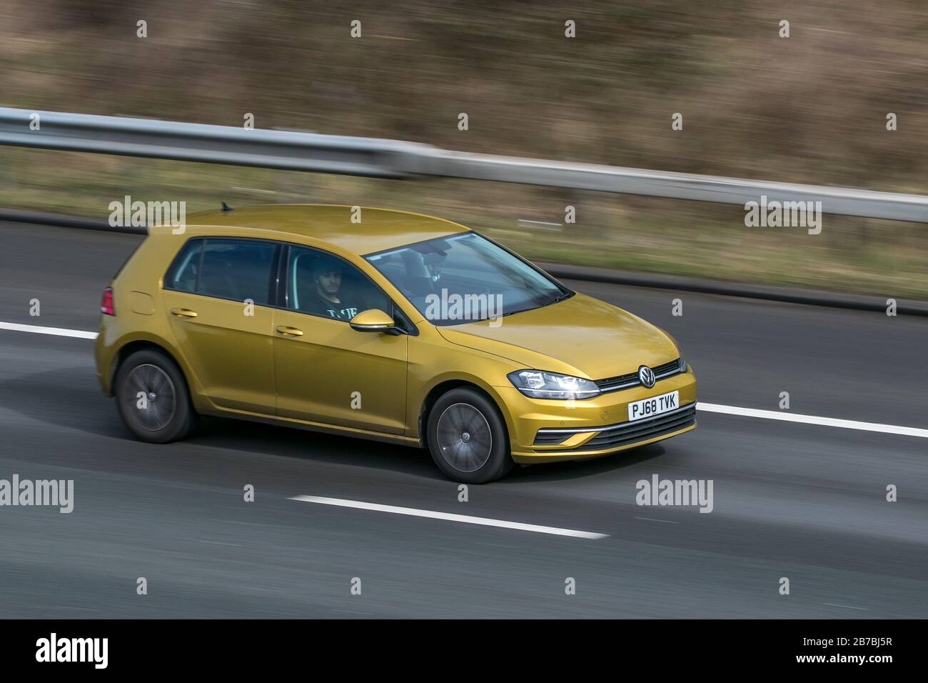 PJ68TVK Volkswagen vw Vee Dub Golf Se Tdi S-A Gelber Autokorso Fahren Sie auf der Autobahn M6 in der Nähe von Preston in Lancashire, Großbritannien Stockfoto