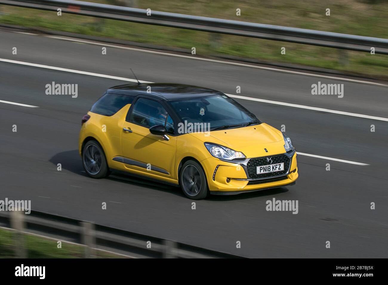 PN18KFZ DS3 Verband Chic Ptech Yellow Car Petrol, der auf der Autobahn M6 in der Nähe von Preston in Lancashire, Großbritannien fuhr Stockfoto