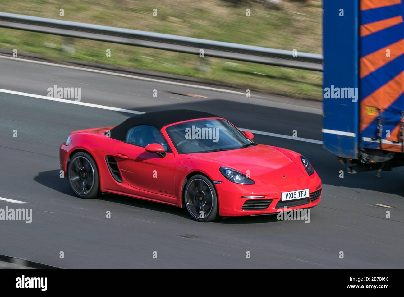 VX19TFA Porsche 718 Boxster S-A Red Car Petrol Fahren auf der Autobahn M6 in der Nähe von Preston in Lancashire, Großbritannien Stockfoto