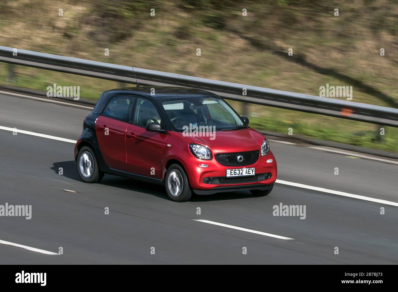 E632AEY Smart Forfour Passion Auto rot Auto Petrolauting auf der Autobahn M6 in der Nähe von Preston in Lancashire, Großbritannien Stockfoto