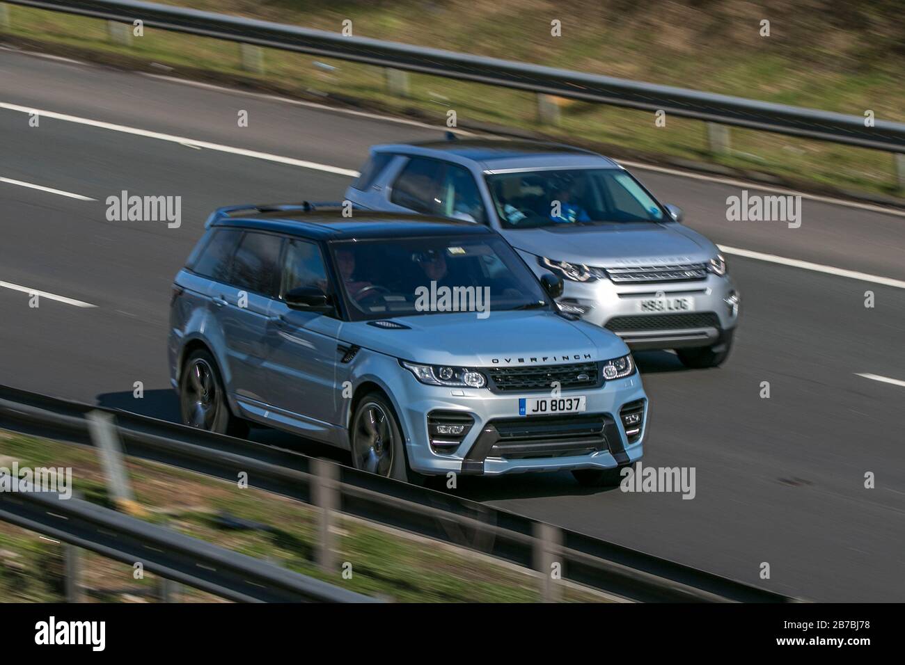 Jo8037 Land Rover Range Rover Sport Abio Dyn Sdv8 EIN silberner Diesel, der auf der Autobahn M6 in der Nähe von Preston in Lancashire, Großbritannien fährt Stockfoto