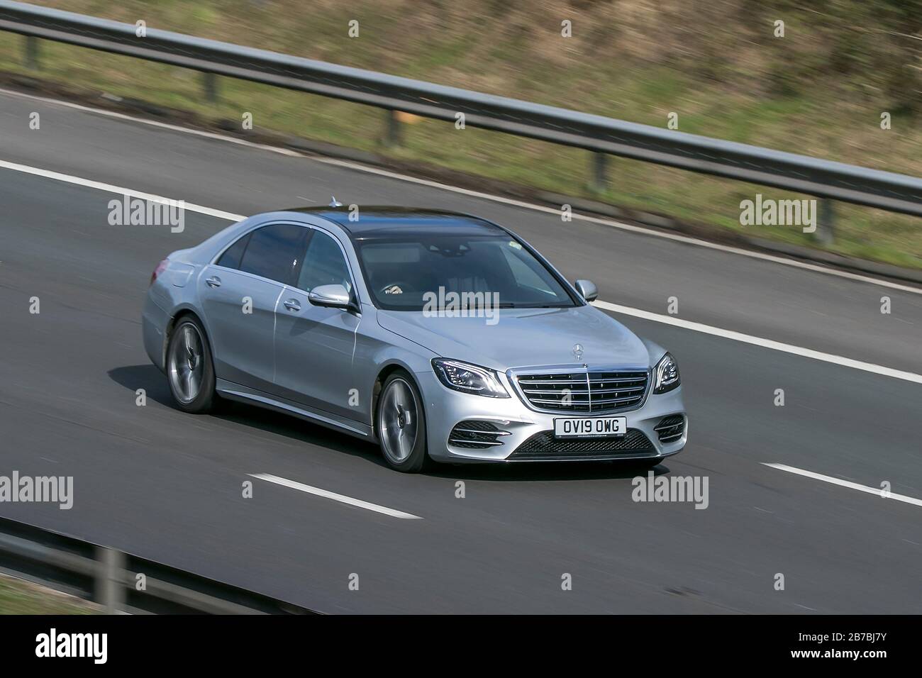 OV19OWG Mercedes-Benz S 350 D L Amg Line Exec Prem EIN silberner Diesel,  der auf der Autobahn M6 in der Nähe von Preston in Lancashire,  Großbritannien fährt Stockfotografie - Alamy