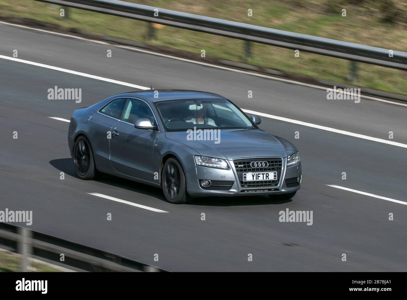 Y1FTR Audi A5 Sport 180 Tfsi Gray Car Petrol Fahren auf der Autobahn M6 in der Nähe von Preston in Lancashire, Großbritannien Stockfoto