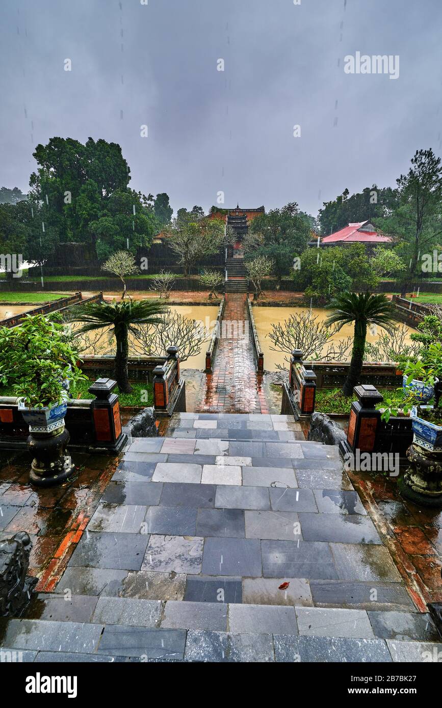 Minh Lau Pavilion (heller Pavillon) im Minh Mang Tomb in Hue, Vietnam, GEHÖRT an einem regnerischen Tag zum UNESCO-Weltkulturerbe Stockfoto