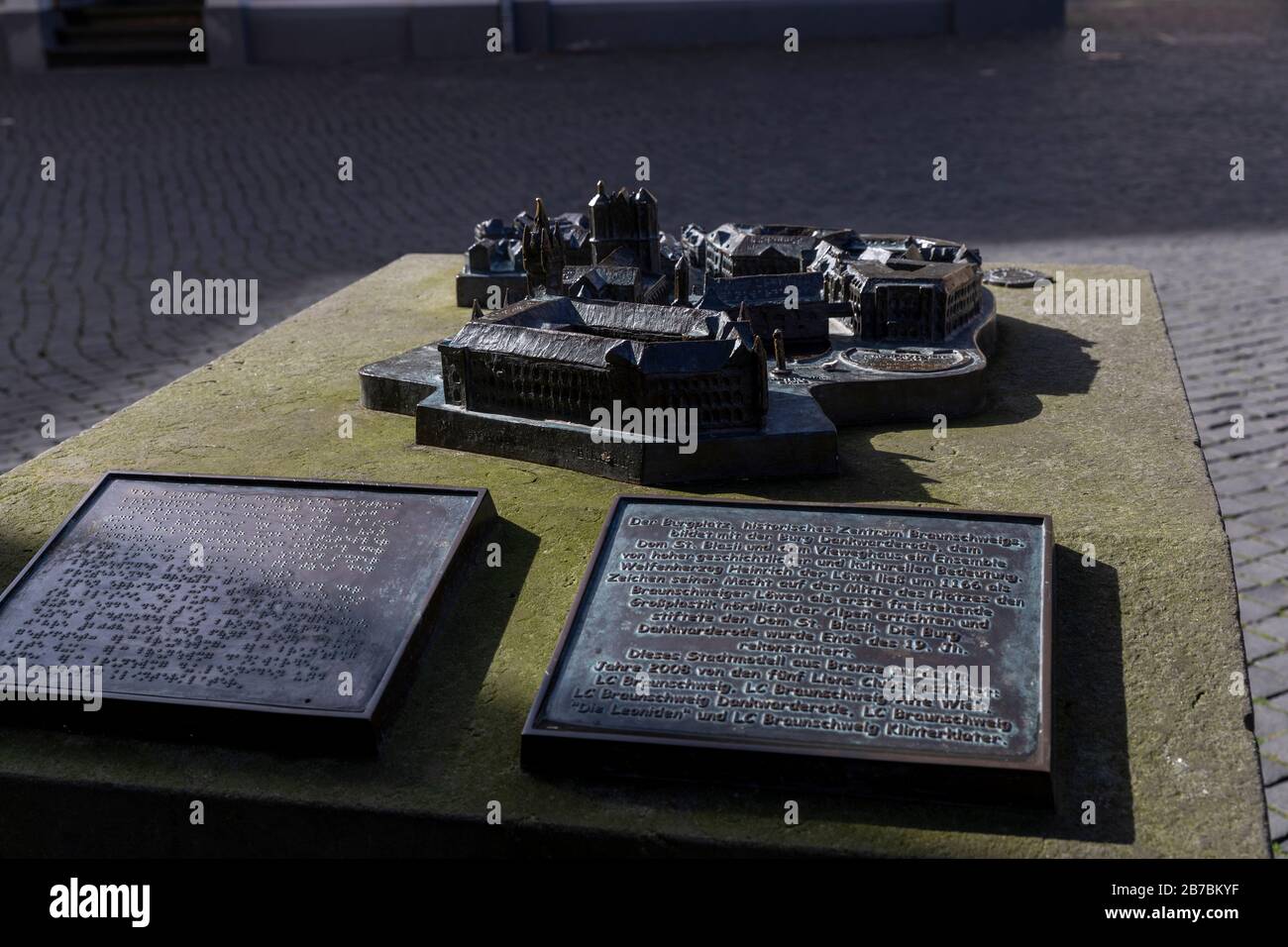 Der Braunschweiger Altstadtplatz ist von der Burg Dankwarderode, dem Braunschweiger Dom und mehreren Museen umgeben. Gebäude werden im Miniaturmodus dargestellt Stockfoto