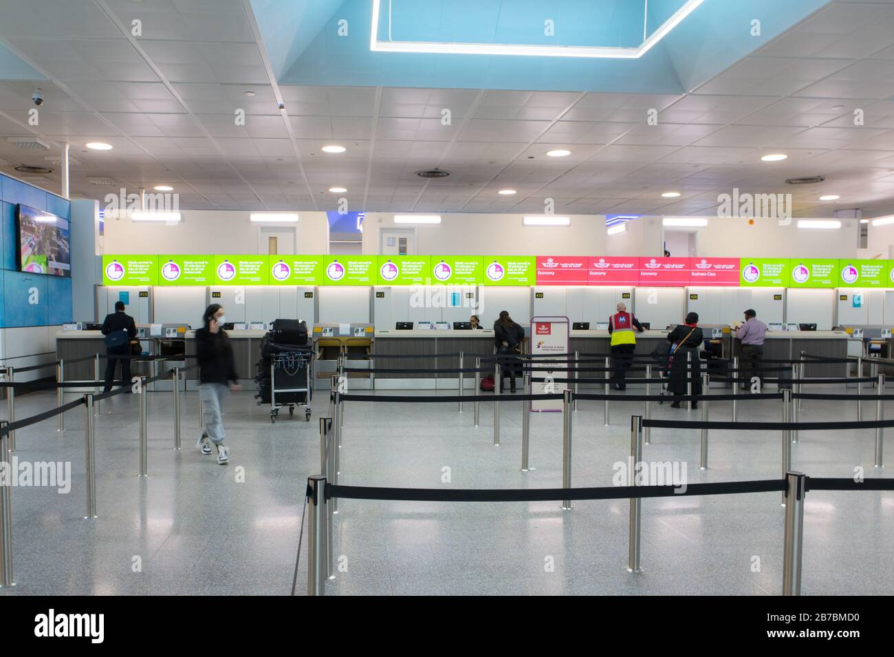 London, Großbritannien, 14. März 2020. Die Check-in-Schalter der Fluggesellschaft am Flughafen London-Gatwick sind stumm und leer, da die Nachrichten die Entscheidung von US-Präsident Donald Trump, alle Reisen aus Großbritannien und Irland in die USA zu verbieten, brechen. Kredit: Brian Wilson/Alamy Live News. Stockfoto