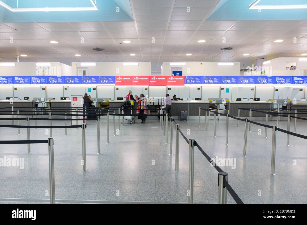 London, Großbritannien, 14. März 2020. Die Check-in-Schalter der Fluggesellschaft am Flughafen London-Gatwick sind stumm und leer, da die Nachrichten die Entscheidung von US-Präsident Donald Trump, alle Reisen aus Großbritannien und Irland in die USA zu verbieten, brechen. Kredit: Brian Wilson/Alamy Live News. Stockfoto