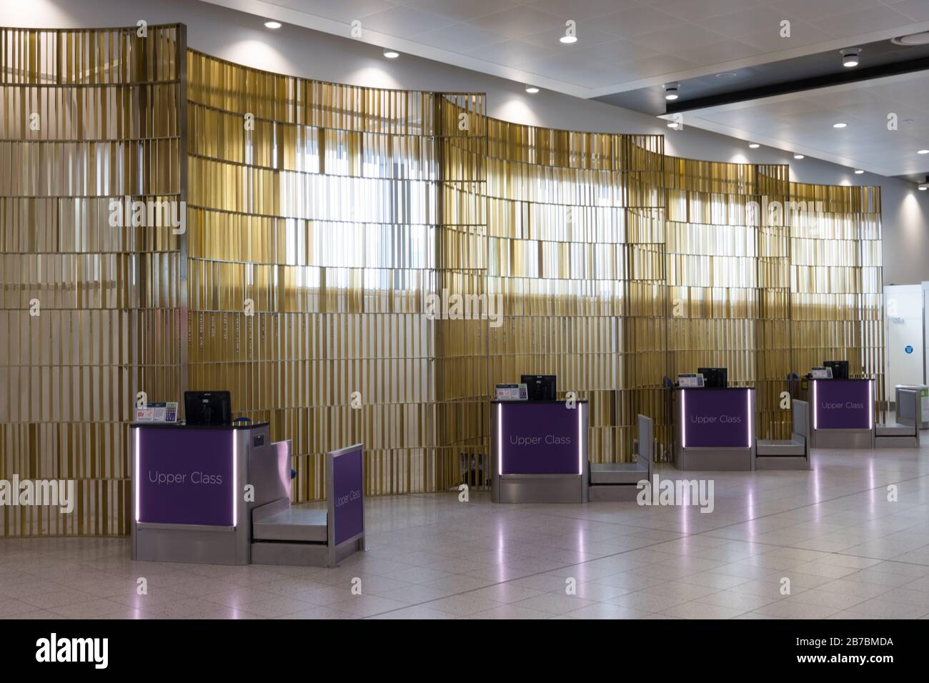 London, Großbritannien, 14. März 2020. Die Check-in-Schalter der Fluggesellschaft am Flughafen London-Gatwick sind stumm und leer, da die Nachrichten die Entscheidung von US-Präsident Donald Trump, alle Reisen aus Großbritannien und Irland in die USA zu verbieten, brechen. Kredit: Brian Wilson/Alamy Live News. Stockfoto