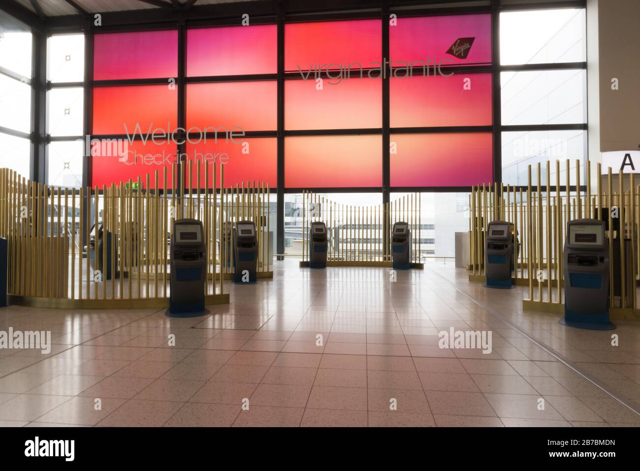 London, Großbritannien, 14. März 2020. Die Check-In-Schalter von Virgin Atlantic am Flughafen London-Gatwick sind stumm und leer, da die Nachrichten die Entscheidung von US-Präsident Donald Trump, Reisen aus Großbritannien und Irland in die USA zu verbieten, brechen. Kredit: Brian Wilson/Alamy Live News. Stockfoto