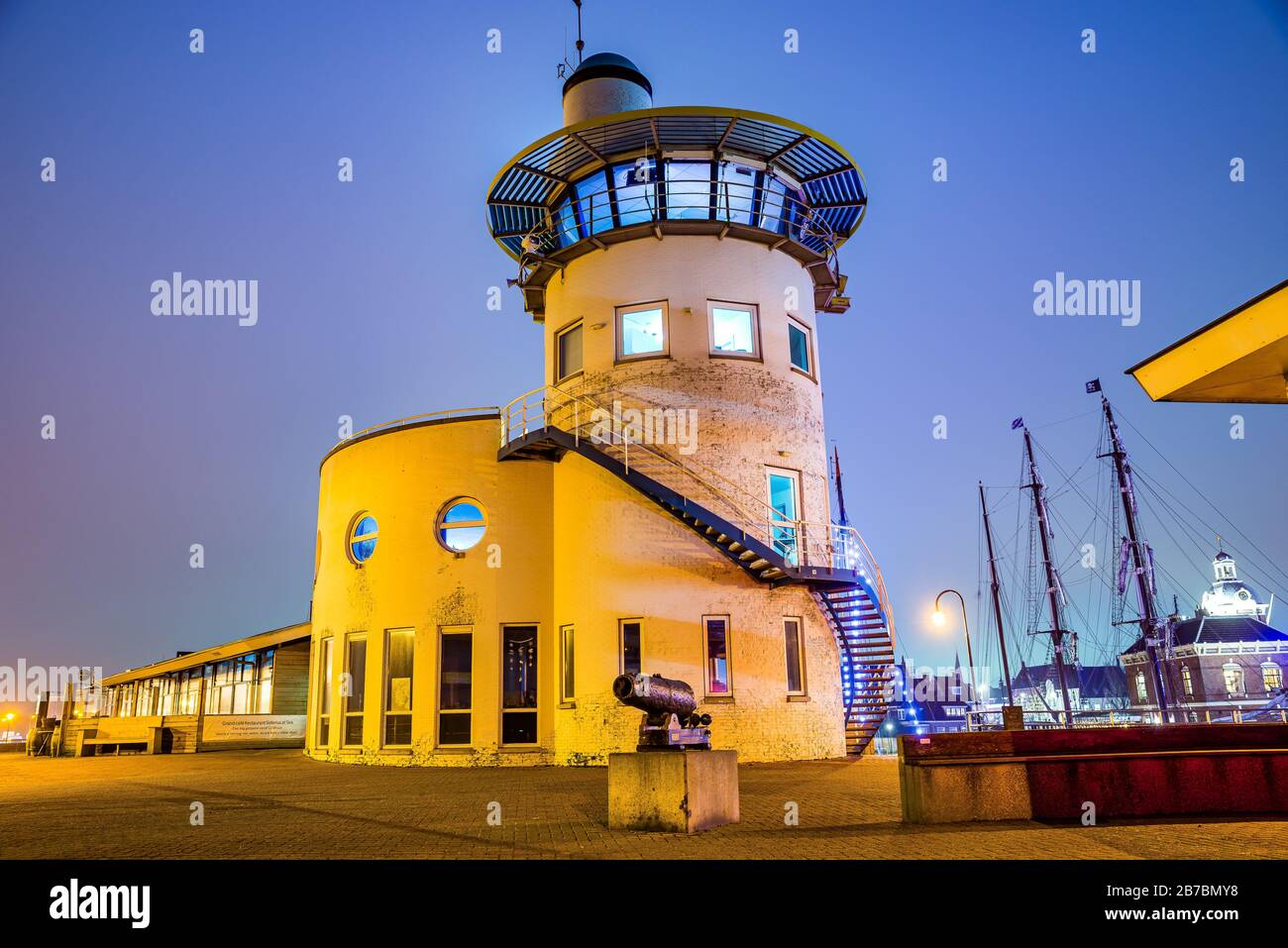 Harlingen, Niederlande - 09. Januar 2020. Leuchtturm in der Nacht Stockfoto