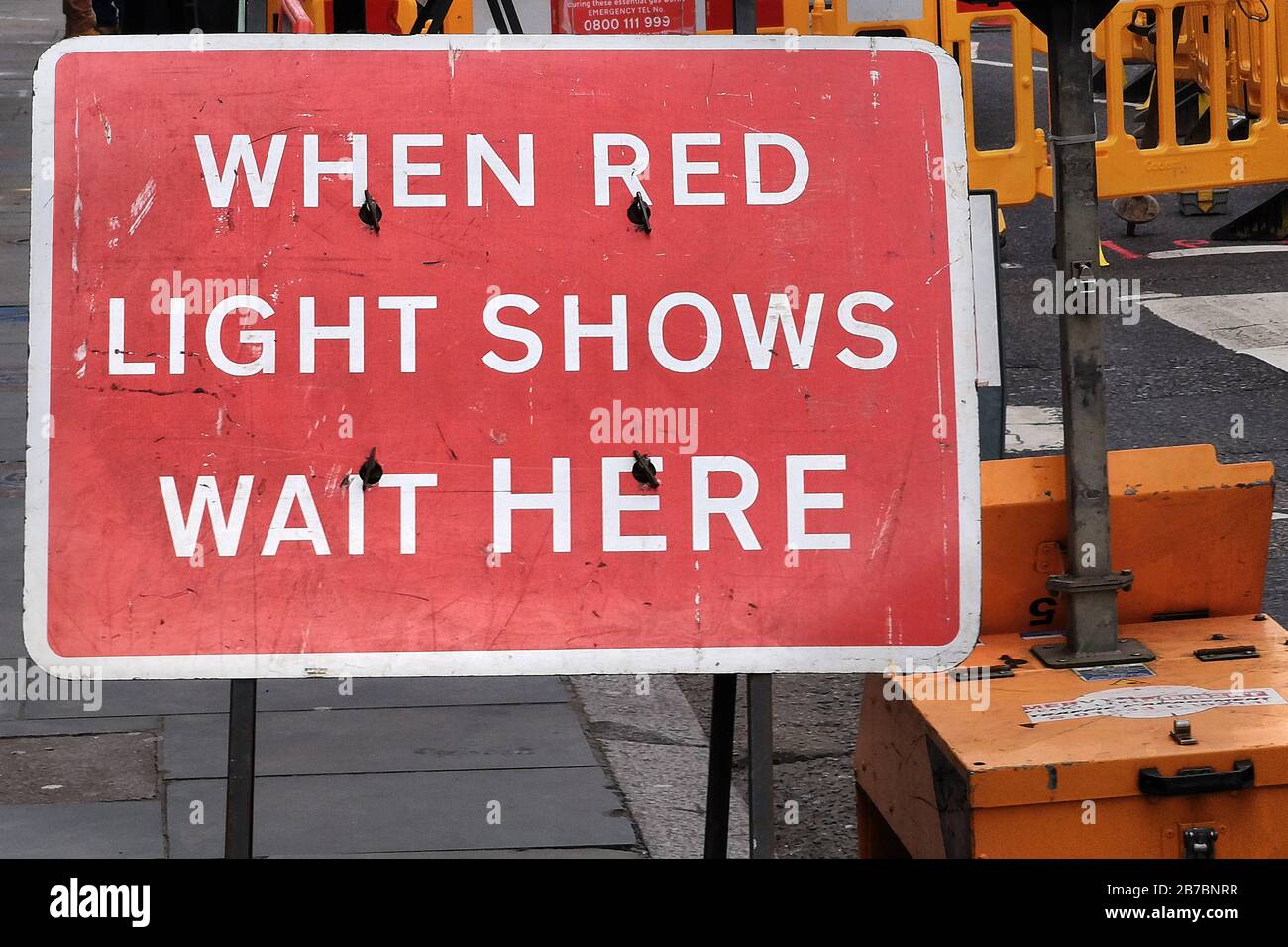 Wenn die rote Anzeige "warten" anzeigt, funktioniert die Straße rot Stockfoto