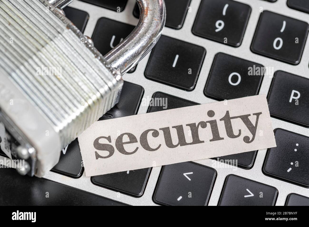 Computer-Cyber-Sicherheitskonzept mit Vorhängeschloss und Computertastatur mit Zeitungsschutz Stockfoto