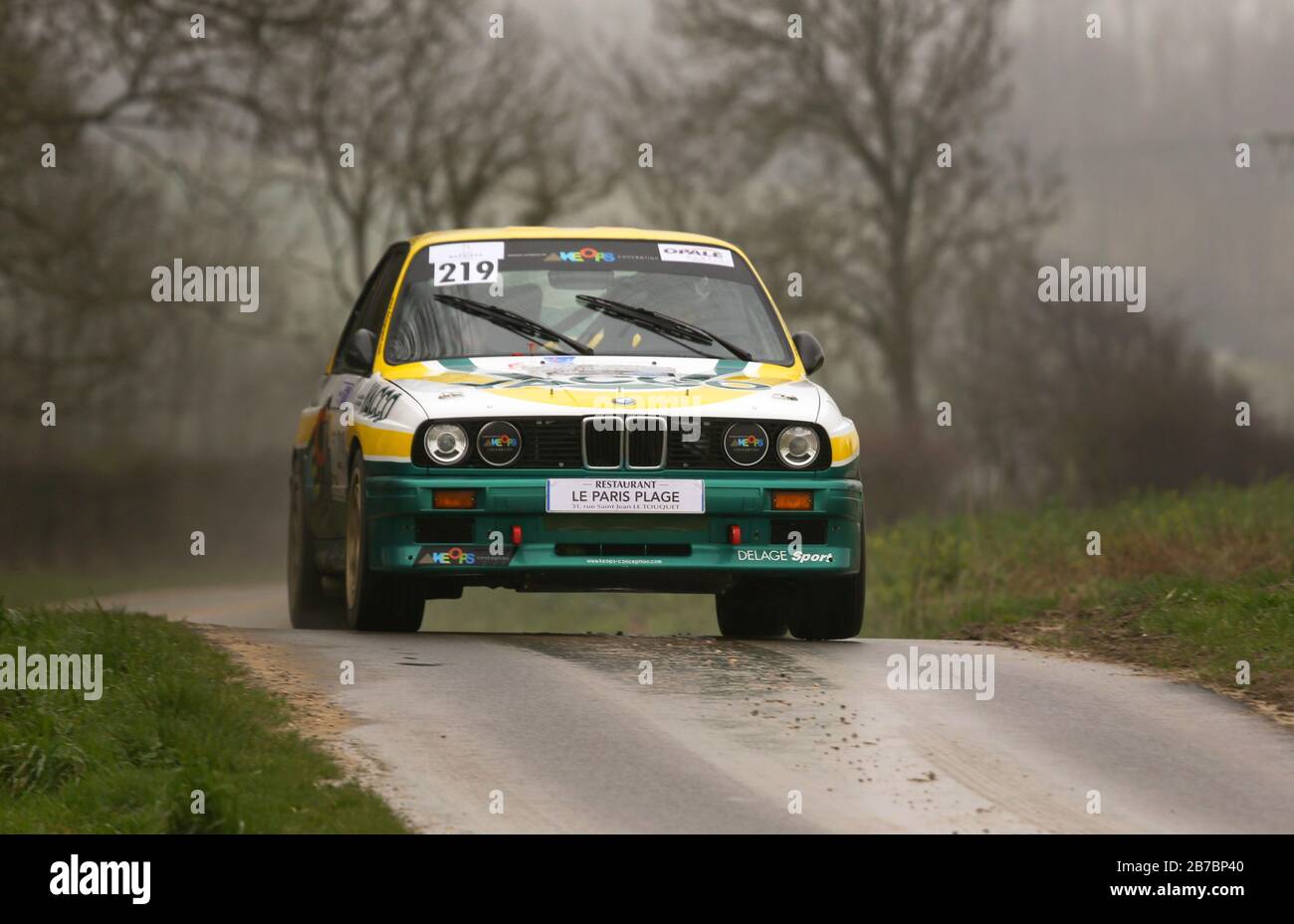 März 2020. Saint Denoeux, Pas de Calais, Frankreich. Rallye du Touquet. Die 60. Rallye du Touquet schlängelt sich durch die französische Landschaft. Die Ra Stockfoto