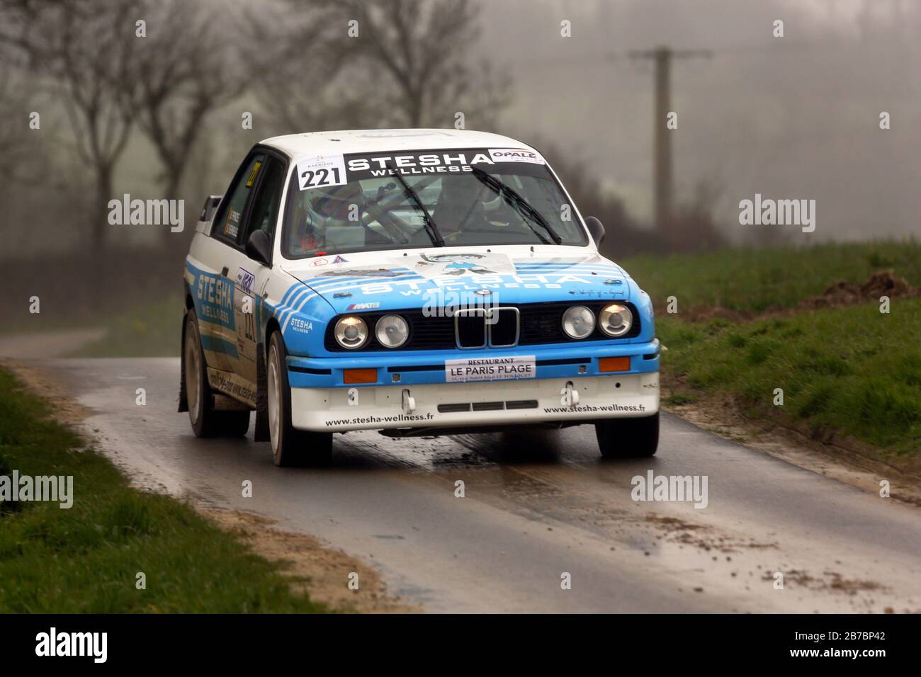 März 2020. Saint Denoeux, Pas de Calais, Frankreich. Rallye du Touquet. Die 60. Rallye du Touquet schlängelt sich durch die französische Landschaft. Die Ra Stockfoto