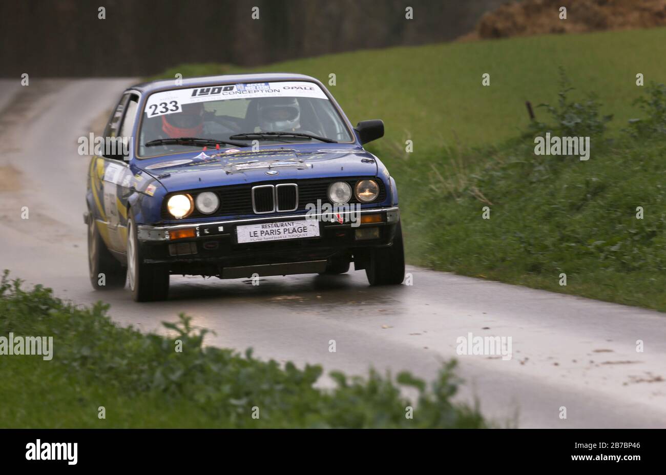März 2020. Saint Denoeux, Pas de Calais, Frankreich. Rallye du Touquet. Die 60. Rallye du Touquet schlängelt sich durch die französische Landschaft. Die Ra Stockfoto