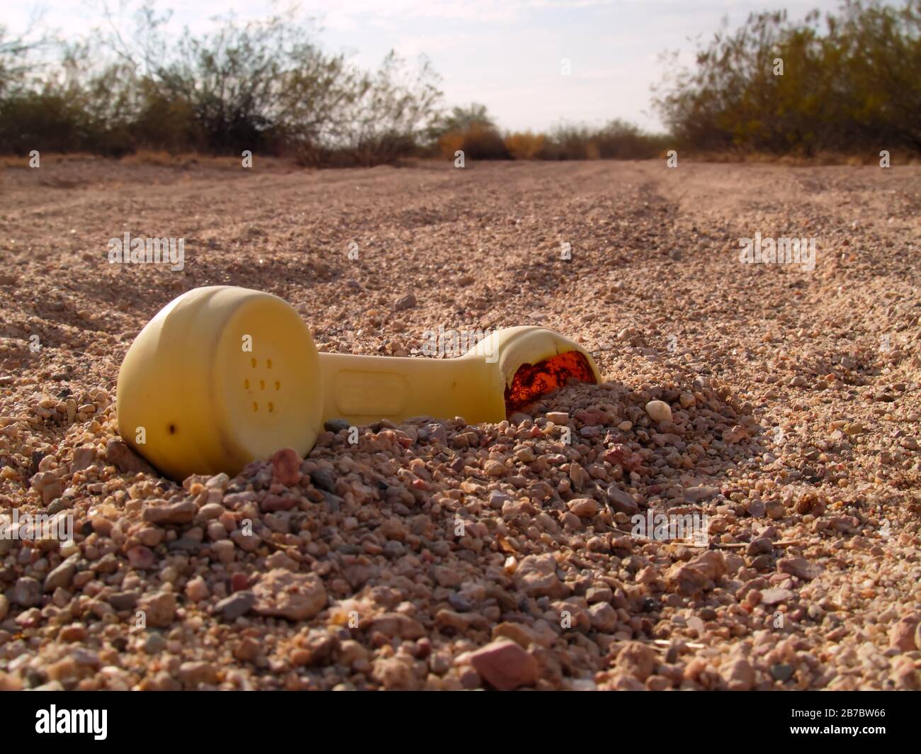 Ein altes Plastikspielzeugtelefon, das als Müll in der Wüste von Arizona aufgegeben wurde. Stockfoto