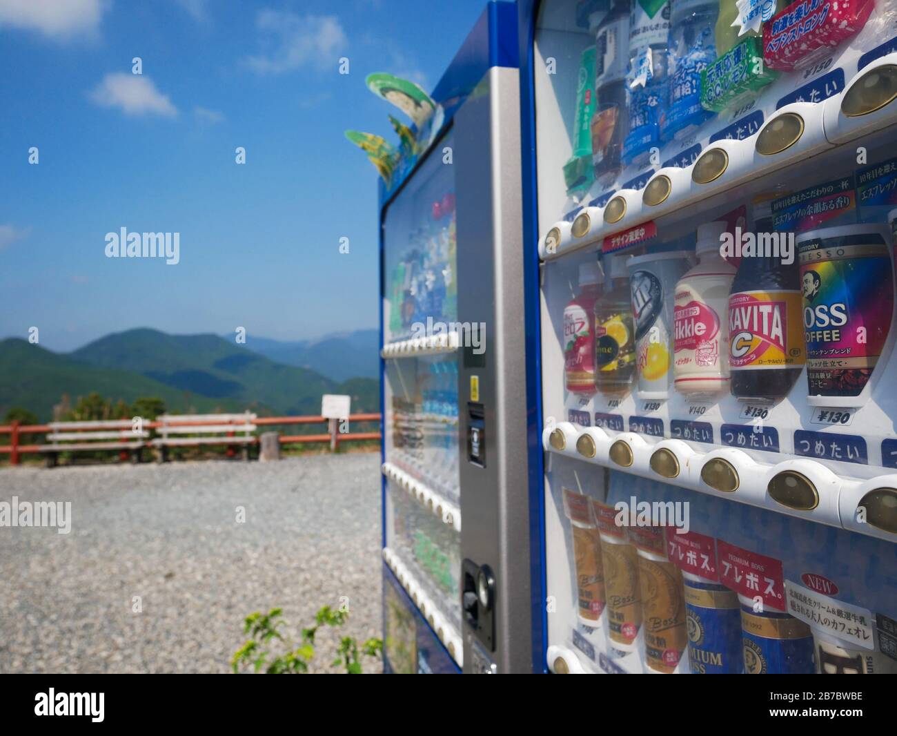Verkaufsautomaten auf einem Berg in Japan Stockfoto
